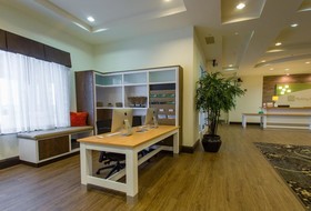 Holiday Inn & Suites Bloomington-Airport