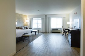 Holiday Inn & Suites Bloomington-Airport