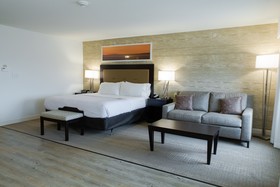 Holiday Inn & Suites Bloomington-Airport