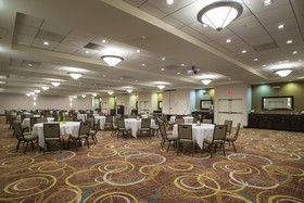 Holiday Inn & Suites Bloomington-Airport