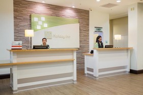 Holiday Inn & Suites Bloomington-Airport