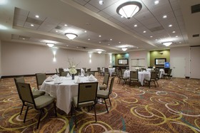 Holiday Inn & Suites Bloomington-Airport