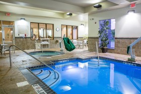 Holiday Inn & Suites Bloomington-Airport