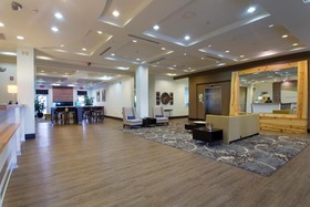 Holiday Inn & Suites Bloomington-Airport