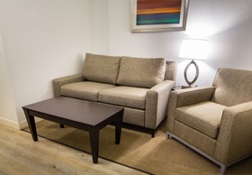 Holiday Inn & Suites Bloomington-Airport