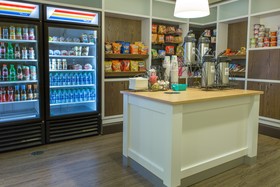 Holiday Inn & Suites Bloomington-Airport