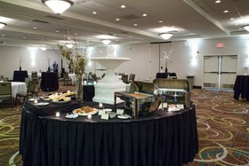 Holiday Inn & Suites Bloomington-Airport