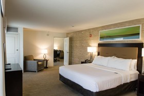 Holiday Inn & Suites Bloomington-Airport