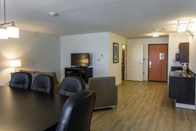 Holiday Inn & Suites Bloomington-Airport