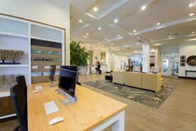 Holiday Inn & Suites Bloomington-Airport