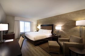 Holiday Inn & Suites Bloomington-Airport