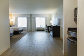 Holiday Inn & Suites Bloomington-Airport