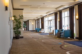 Holiday Inn & Suites Bloomington-Airport