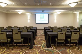 Holiday Inn & Suites Bloomington-Airport