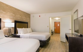 Holiday Inn & Suites Bloomington-Airport
