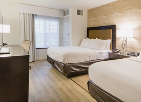 Holiday Inn & Suites Bloomington-Airport