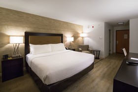 Holiday Inn & Suites Bloomington-Airport
