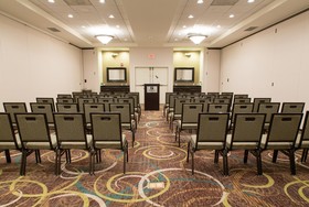 Holiday Inn & Suites Bloomington-Airport
