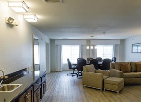 Holiday Inn & Suites Bloomington-Airport