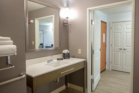 Holiday Inn & Suites Bloomington-Airport