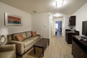 Holiday Inn & Suites Bloomington-Airport