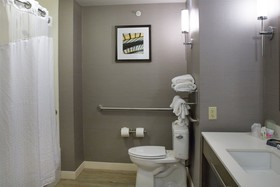 Holiday Inn & Suites Bloomington-Airport