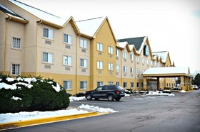 Country Inn & Suites by Radisson, Bolingbrook, I-55