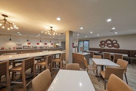 Best Western Plus Bourbonnais Hotel & Suites