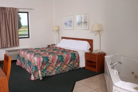 Carlyle Inn & Suites