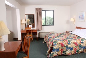 Carlyle Inn & Suites