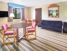 Super 8 by Wyndham Champaign