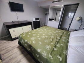 OYO Hotel Edgebrook Chicago North Shore