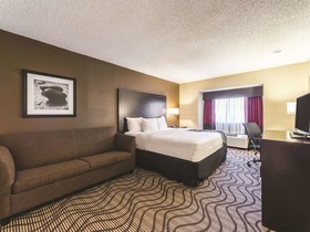 La Quinta Inn & Suites by Wyndham Collinsville - St. Louis