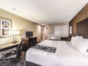 La Quinta Inn & Suites by Wyndham Collinsville - St. Louis