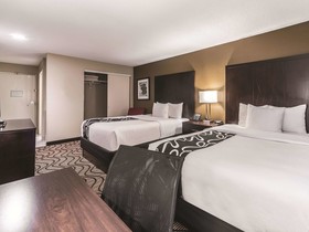 La Quinta Inn & Suites by Wyndham Collinsville - St. Louis