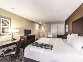 La Quinta Inn & Suites by Wyndham Collinsville - St. Louis