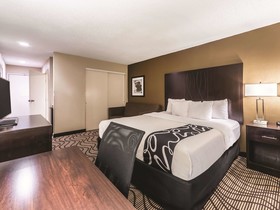 La Quinta Inn & Suites by Wyndham Collinsville - St. Louis