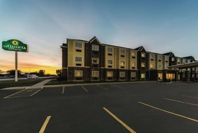 La Quinta Inn & Suites by Wyndham Collinsville - St. Louis