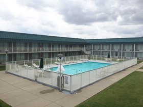 Red Roof Inn & Suites Dekalb