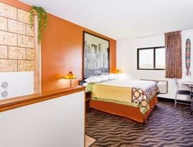 Super 8 by Wyndham Dixon