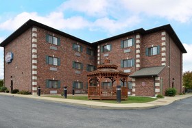 Country Hearth Inn & Suites - Edwardsville / St. Louis