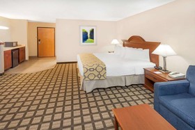 Baymont by Wyndham Galesburg