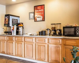 Econo Lodge Inn & Suites