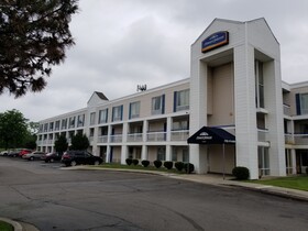 Travelodge by Wyndham Lansing IL