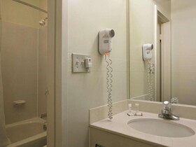 Travelodge by Wyndham Lansing IL