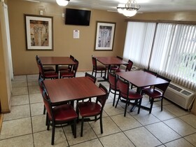 Travelodge by Wyndham Lansing IL