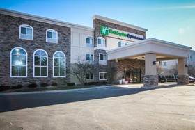 Holiday Inn Express & Suites Chicago-Libertyville