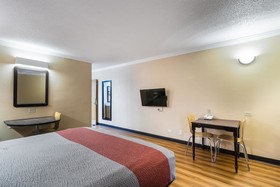 Motel 6 Libertyville