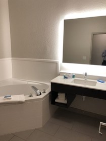 Holiday Inn Express Metropolis