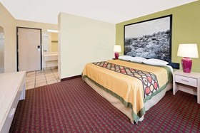 Super 8 by Wyndham Metropolis